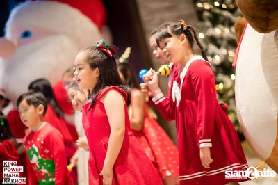 Christmas in the cloud Present Carols singing and Santa walk at King Power Mahanakhon — photo 46