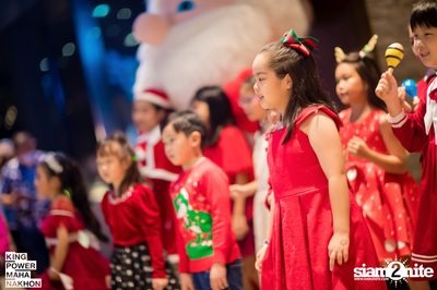 Christmas in the cloud Present Carols singing and Santa walk at King Power Mahanakhon — photo 47