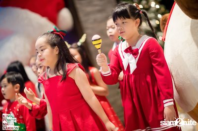 Christmas in the cloud Present Carols singing and Santa walk at King Power Mahanakhon — photo 48