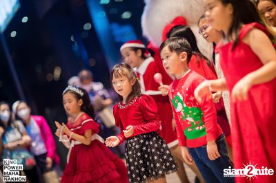 Christmas in the cloud Present Carols singing and Santa walk at King Power Mahanakhon — photo 49