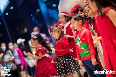 Christmas in the cloud Present Carols singing and Santa walk at King Power Mahanakhon — photo 50