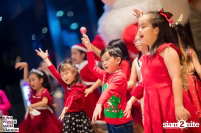 Christmas in the cloud Present Carols singing and Santa walk at King Power Mahanakhon — photo 51