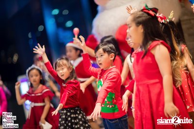 Christmas in the cloud Present Carols singing and Santa walk at King Power Mahanakhon — photo 52