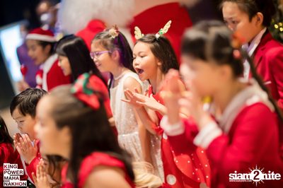 Christmas in the cloud Present Carols singing and Santa walk at King Power Mahanakhon — photo 53