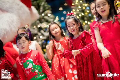Christmas in the cloud Present Carols singing and Santa walk at King Power Mahanakhon — photo 54