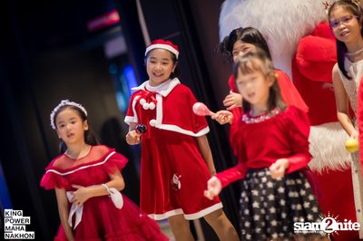 Christmas in the cloud Present Carols singing and Santa walk at King Power Mahanakhon — photo 55