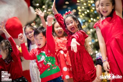 Christmas in the cloud Present Carols singing and Santa walk at King Power Mahanakhon — photo 56