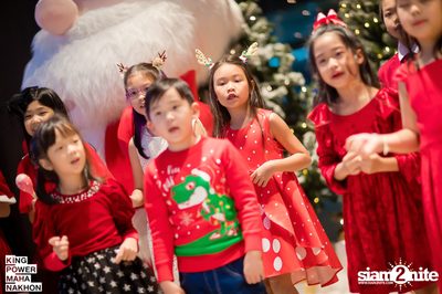 Christmas in the cloud Present Carols singing and Santa walk at King Power Mahanakhon — photo 57
