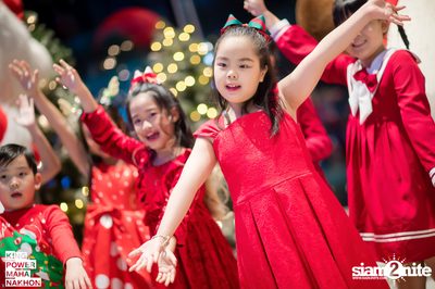 Christmas in the cloud Present Carols singing and Santa walk at King Power Mahanakhon — photo 58