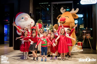 Christmas in the cloud Present Carols singing and Santa walk at King Power Mahanakhon — photo 59