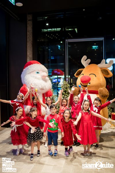 Christmas in the cloud Present Carols singing and Santa walk at King Power Mahanakhon — photo 61