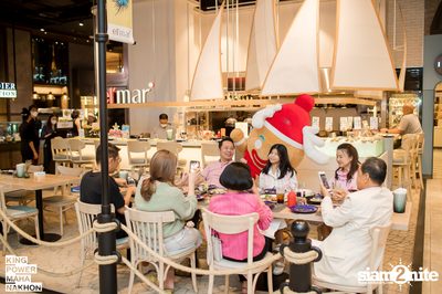 Christmas in the cloud Present Carols singing and Santa walk at King Power Mahanakhon — photo 63