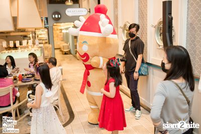 Christmas in the cloud Present Carols singing and Santa walk at King Power Mahanakhon — photo 64