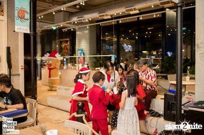 Christmas in the cloud Present Carols singing and Santa walk at King Power Mahanakhon — photo 65