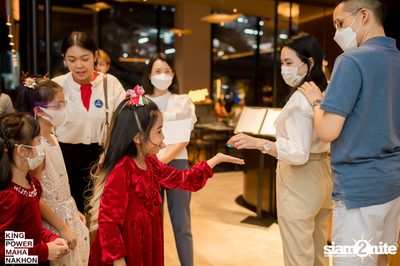 Christmas in the cloud Present Carols singing and Santa walk at King Power Mahanakhon — photo 66
