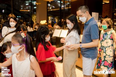 Christmas in the cloud Present Carols singing and Santa walk at King Power Mahanakhon — photo 67