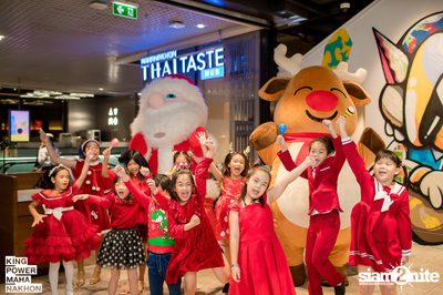 Christmas in the cloud Present Carols singing and Santa walk at King Power Mahanakhon — photo 69