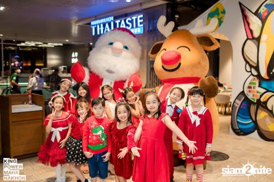Christmas in the cloud Present Carols singing and Santa walk at King Power Mahanakhon — photo 70