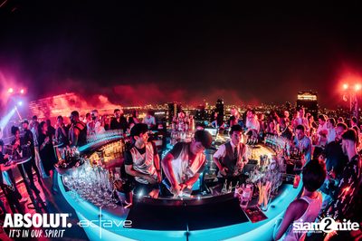 รวมภาพบรรยากาศส่งท้ายปีเก่ากับงาน New Year's Eve Countdown ที่ Octave Rooftop Bar — photo 60