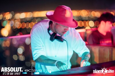  รวมภาพบรรยากาศส่งท้ายปีเก่ากับงาน New Year's Eve Countdown ที่ Octave Rooftop Bar — photo 63