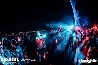  รวมภาพบรรยากาศส่งท้ายปีเก่ากับงาน New Year's Eve Countdown ที่ Octave Rooftop Bar — photo 67