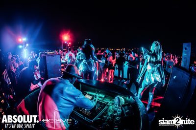  รวมภาพบรรยากาศส่งท้ายปีเก่ากับงาน New Year's Eve Countdown ที่ Octave Rooftop Bar — photo 68
