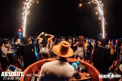  รวมภาพบรรยากาศส่งท้ายปีเก่ากับงาน New Year's Eve Countdown ที่ Octave Rooftop Bar — photo 80