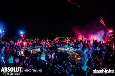  รวมภาพบรรยากาศส่งท้ายปีเก่ากับงาน New Year's Eve Countdown ที่ Octave Rooftop Bar — photo 85