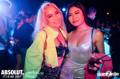  รวมภาพบรรยากาศส่งท้ายปีเก่ากับงาน New Year's Eve Countdown ที่ Octave Rooftop Bar — photo 90