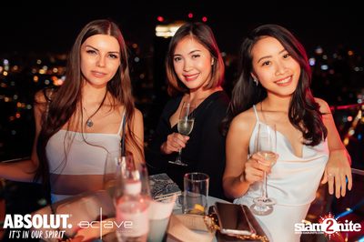  รวมภาพบรรยากาศส่งท้ายปีเก่ากับงาน New Year's Eve Countdown ที่ Octave Rooftop Bar — photo 94