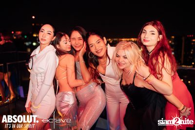  รวมภาพบรรยากาศส่งท้ายปีเก่ากับงาน New Year's Eve Countdown ที่ Octave Rooftop Bar — photo 95