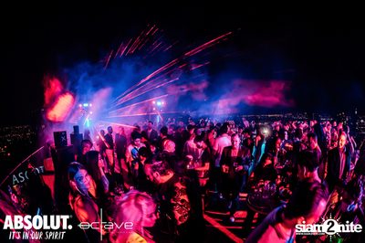  รวมภาพบรรยากาศส่งท้ายปีเก่ากับงาน New Year's Eve Countdown ที่ Octave Rooftop Bar — photo 98