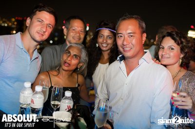  รวมภาพบรรยากาศส่งท้ายปีเก่ากับงาน New Year's Eve Countdown ที่ Octave Rooftop Bar — photo 100