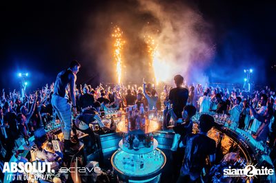  รวมภาพบรรยากาศส่งท้ายปีเก่ากับงาน New Year's Eve Countdown ที่ Octave Rooftop Bar — photo 103