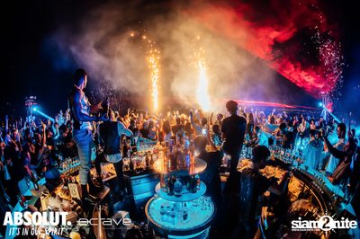  รวมภาพบรรยากาศส่งท้ายปีเก่ากับงาน New Year's Eve Countdown ที่ Octave Rooftop Bar — photo 104