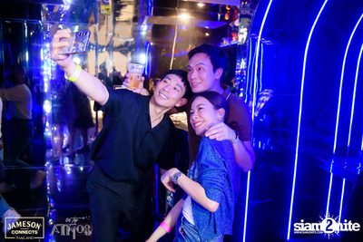 ภาพบรรยากาศ Ink​ Waruntorn​ Feat.​ Pod​ Moderndog Special Concert ที่ร้าน Atmos On Top — photo 9