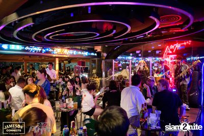 ภาพบรรยากาศ Ink​ Waruntorn​ Feat.​ Pod​ Moderndog Special Concert ที่ร้าน Atmos On Top — photo 14