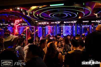 ภาพบรรยากาศ Ink​ Waruntorn​ Feat.​ Pod​ Moderndog Special Concert ที่ร้าน Atmos On Top — photo 15