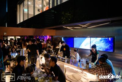 ภาพบรรยากาศ Ink​ Waruntorn​ Feat.​ Pod​ Moderndog Special Concert ที่ร้าน Atmos On Top — photo 32
