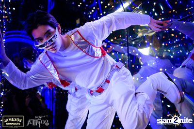 ภาพบรรยากาศ Ink​ Waruntorn​ Feat.​ Pod​ Moderndog Special Concert ที่ร้าน Atmos On Top — photo 37
