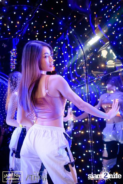 ภาพบรรยากาศ Ink​ Waruntorn​ Feat.​ Pod​ Moderndog Special Concert ที่ร้าน Atmos On Top — photo 38