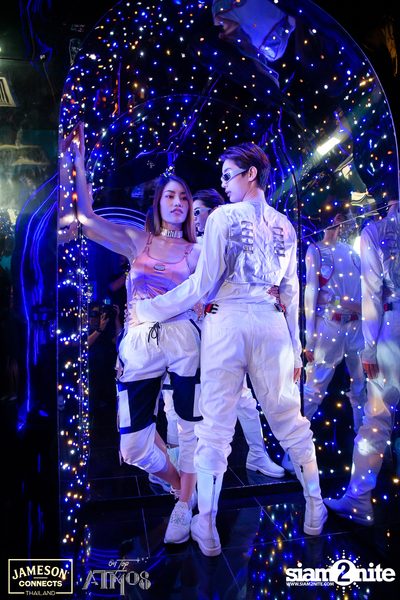 ภาพบรรยากาศ Ink​ Waruntorn​ Feat.​ Pod​ Moderndog Special Concert ที่ร้าน Atmos On Top — photo 40