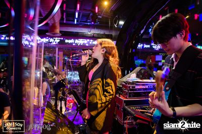 ภาพบรรยากาศ Ink​ Waruntorn​ Feat.​ Pod​ Moderndog Special Concert ที่ร้าน Atmos On Top — photo 48