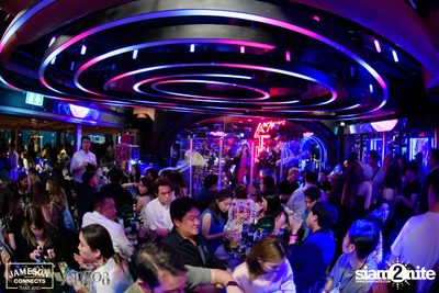 ภาพบรรยากาศ Ink​ Waruntorn​ Feat.​ Pod​ Moderndog Special Concert ที่ร้าน Atmos On Top — photo 51