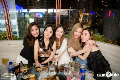 ภาพบรรยากาศ Ink​ Waruntorn​ Feat.​ Pod​ Moderndog Special Concert ที่ร้าน Atmos On Top — photo 56