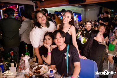 ภาพบรรยากาศ Ink​ Waruntorn​ Feat.​ Pod​ Moderndog Special Concert ที่ร้าน Atmos On Top — photo 60