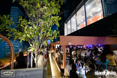 ภาพบรรยากาศ Ink​ Waruntorn​ Feat.​ Pod​ Moderndog Special Concert ที่ร้าน Atmos On Top — photo 68