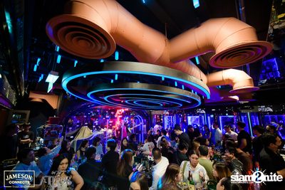 ภาพบรรยากาศ Ink​ Waruntorn​ Feat.​ Pod​ Moderndog Special Concert ที่ร้าน Atmos On Top — photo 69
