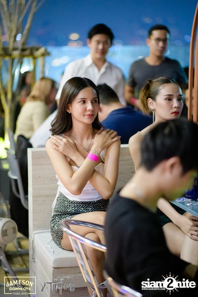 ภาพบรรยากาศ Ink​ Waruntorn​ Feat.​ Pod​ Moderndog Special Concert ที่ร้าน Atmos On Top — photo 73