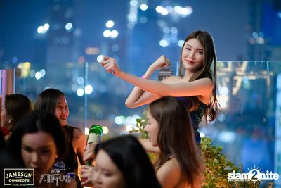 ภาพบรรยากาศ Ink​ Waruntorn​ Feat.​ Pod​ Moderndog Special Concert ที่ร้าน Atmos On Top — photo 76